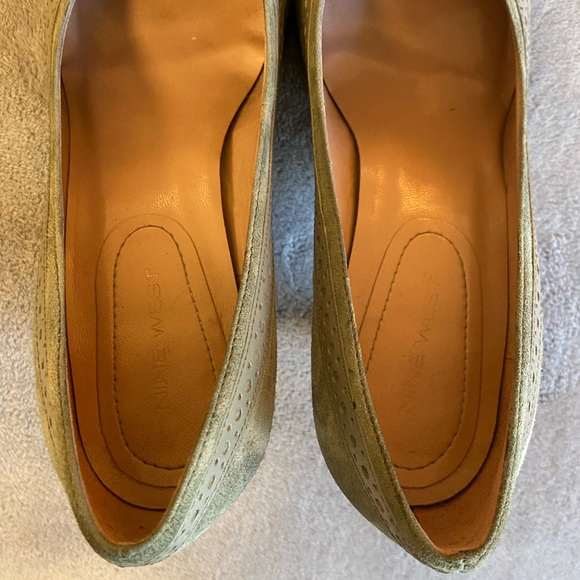 Nine West Grey Suede Leather Fringe Closed Toe Heels sz 7 EUC - Picture 4 of 5